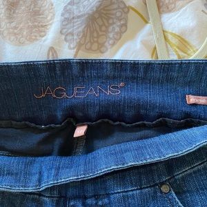 Jag jeans. High rise, straight leg pull up.